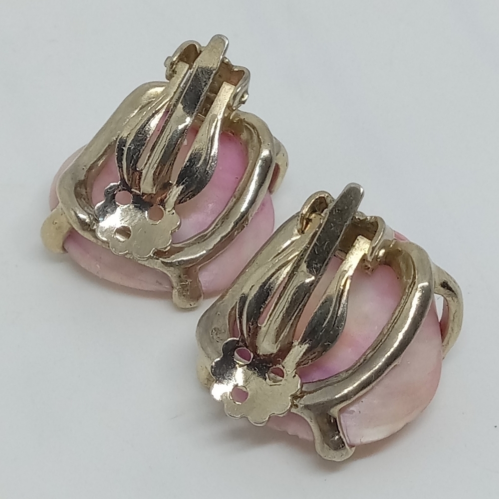 * vintage pink sea shell, pearl, & garnet gold tone clip on earrings - Picture 4 of 5